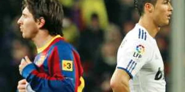 Messi (stânga) şi Ronaldo marchează pe bandă rulantă