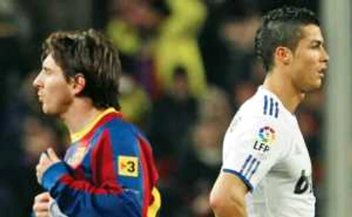 Messi (stânga) şi Ronaldo marchează pe bandă rulantă