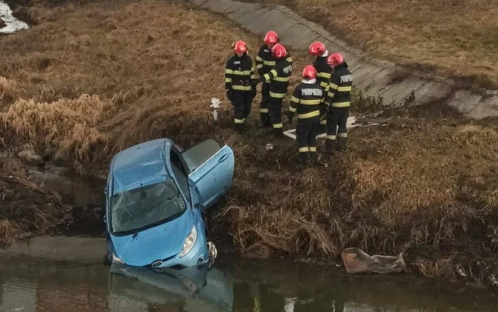 O mașină a ajuns în râul Bahlui FOTO: ISU Iași
