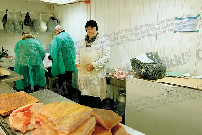 Dr. Constantina Toma a verificat toate produsele alimentare din magazinele din Matache (FOTOGRAFII: DORIN CONSTANDA)