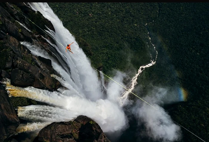 Aşa arată recordul pentru  cea mai înaltă traversare  pe frânghie deasupra unei cascade