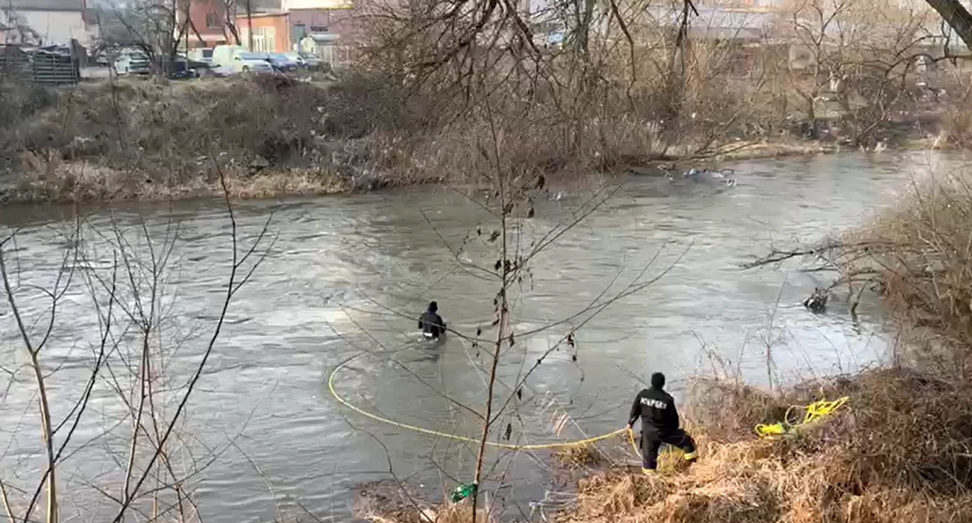 Căutările sunt foarte dificile din cauza curenților extrem de puternici. FOTO: ISU Cluj