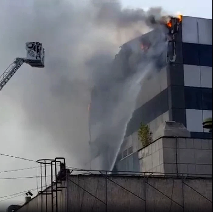 
    Incendiul se manifestă la etajele superioare ale clădirii  
