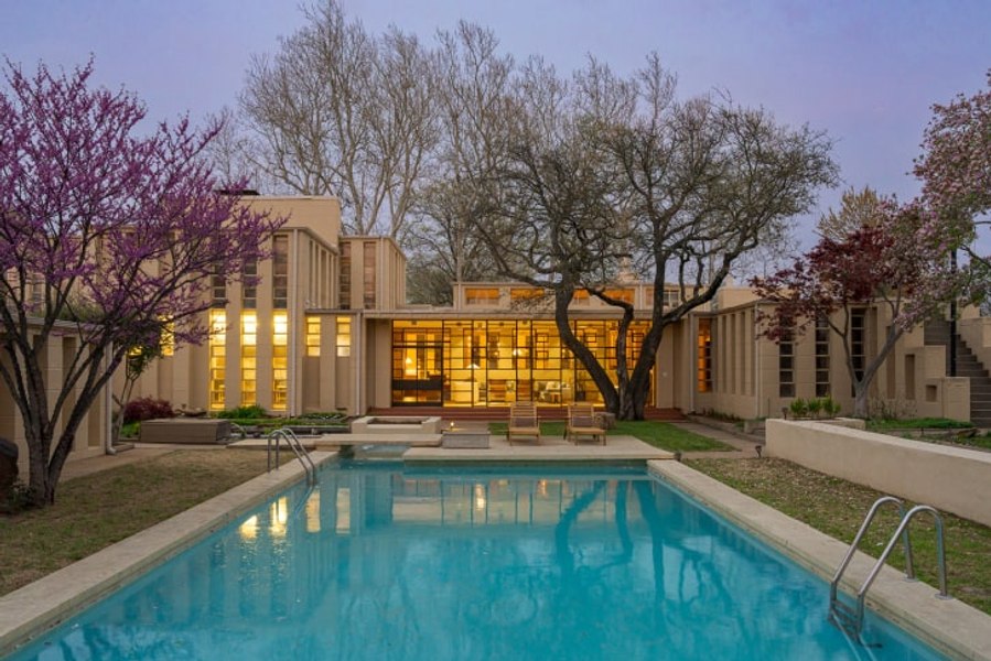 Una din cele mai mari case din lume a fost scoasă la vânzare. Cât valorează conacul proiectat de Frank Lloyd Wright