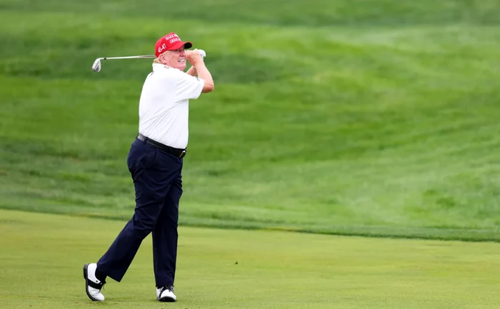 Donald Trump, în timp ce joacă golf la clubul din Bedminster Foto: Mike Stobe/Getty Images