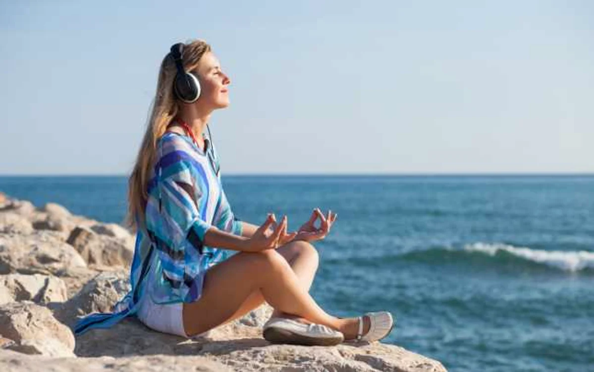 Yoga îmbunătăţeşte sănătatea mintală,
eliminând multe din simptomele care trimit oamenii la psiholog