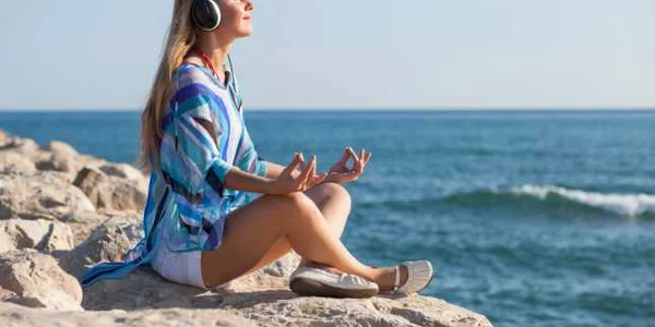 Meditatie - yoga - relaxare  FOTO 123 RF 