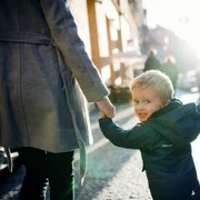 copil parinti plimbare foto shutterstock