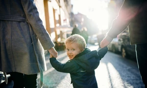 copil parinti plimbare foto shutterstock