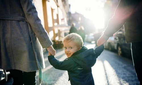 copil parinti plimbare foto shutterstock