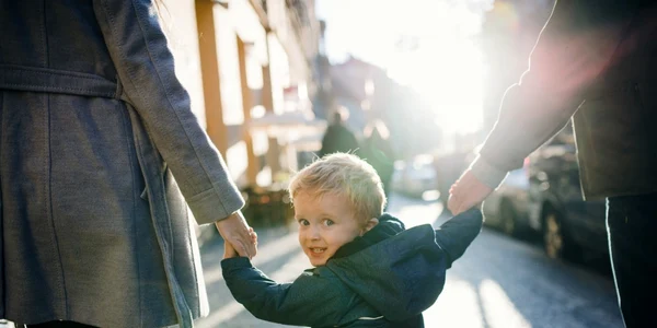 copil parinti plimbare foto shutterstock