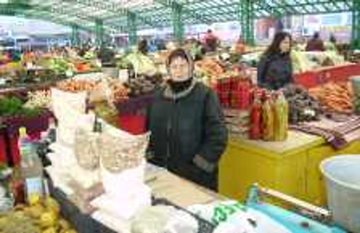 Comercianta Ioana Popescu îndură frigul pentru a-şi achita chiria mesei