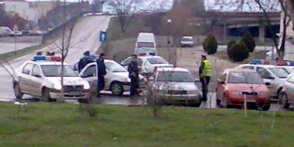 Polițiștii au reuşit să-l reţină pe unul dintre suspecţi 