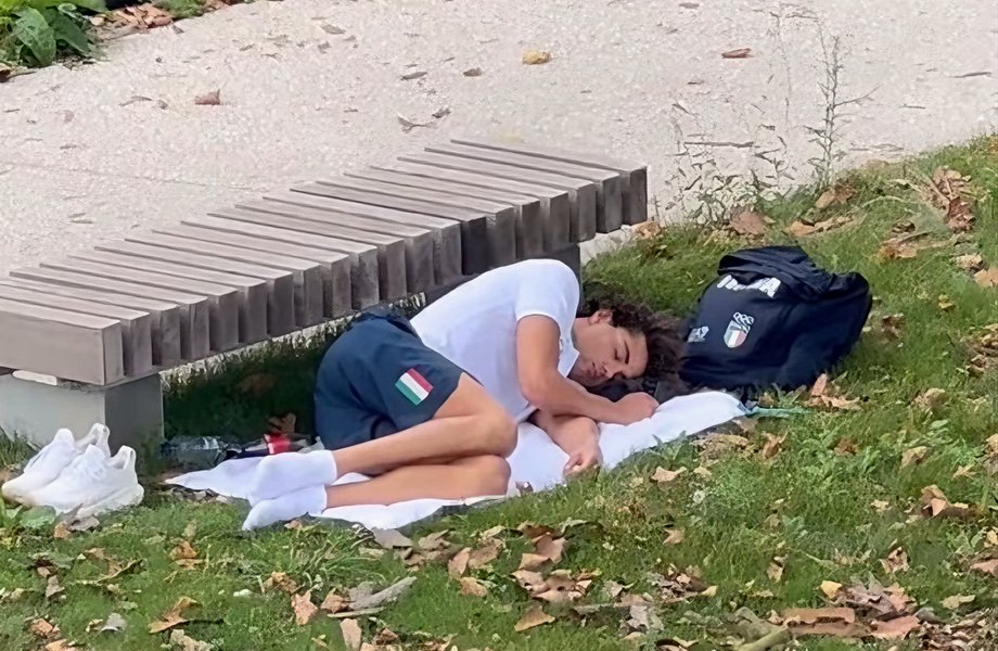 Nemulțumit de condițiile din interiorul satului Olimpic, medaliatul cu aur Thomas Ceccon a fost filmat când dormea în parc VIDEO