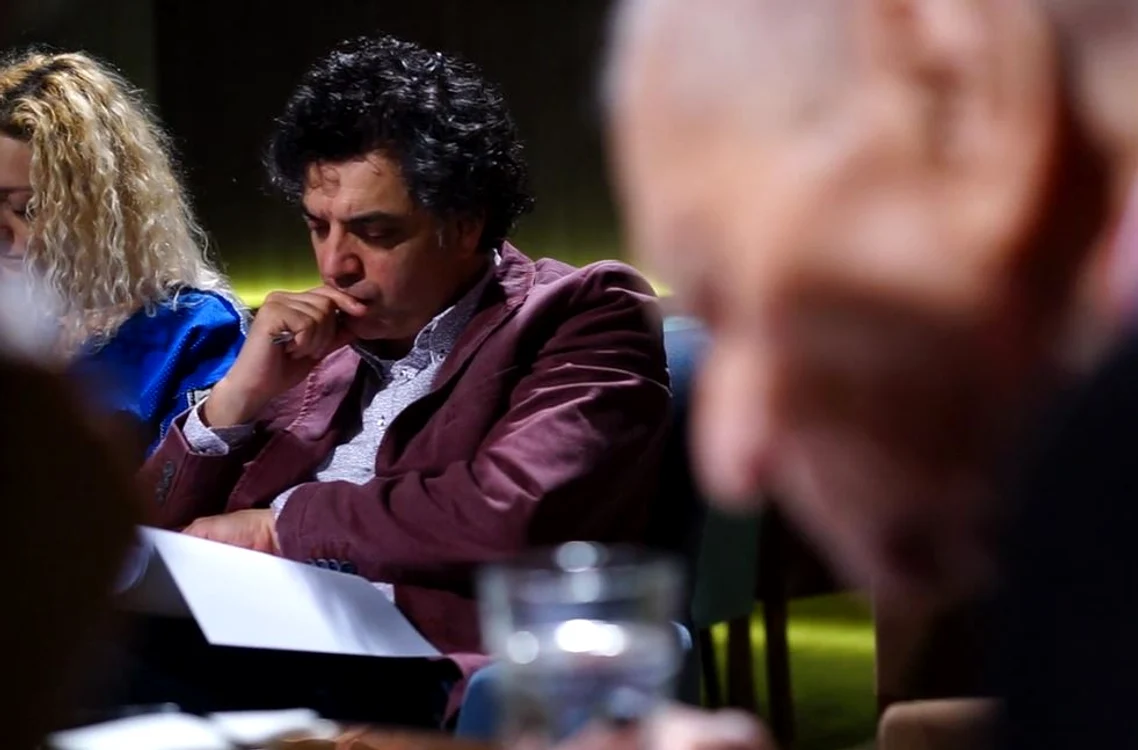 Dan Tudor (centru) a semnat regia ultimei piese în care a jucat Beligan (foto: captură video Vimeo.com)