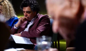 Dan Tudor (centru) a semnat regia ultimei piese în care a jucat Beligan (foto: captură video Vimeo com) jpeg