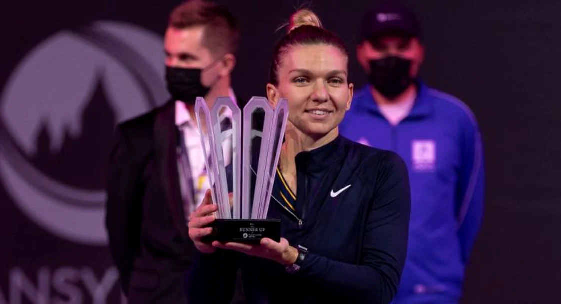 Simona Halep, avându-l în spate, cu mască, pe Patrick Ciorcilă  FOTO Facekook