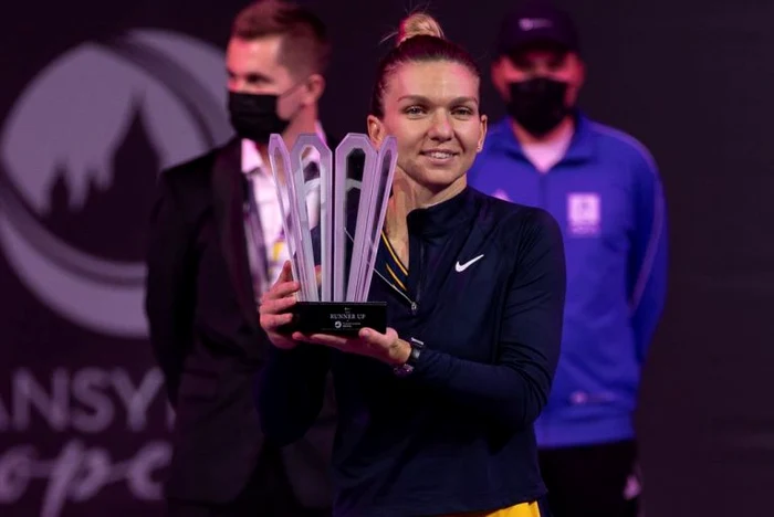 Simona Halep, cu trofeul acordat finalistei de la Transylvania OpenFOTO: Facebook/ Transylvania Open