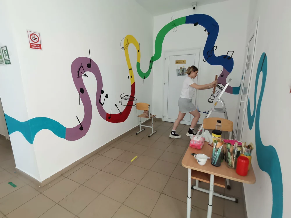 S-a lucrat aproape o vară întreagă pentru a transforma pereții într-o lume de basm FOTO: A. Mitran