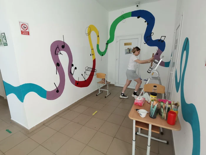 S-a lucrat aproape o vară întreagă pentru a transforma pereții într-o lume de basm FOTO: A. Mitran