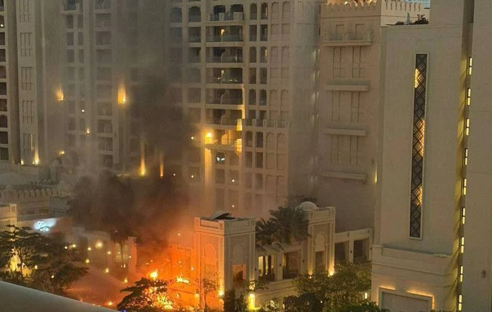 Hotel de cinci stele din Dubai, cuprins de flăcări după ce a fost lovit de o rachetă iraniană. Zeci de zboruri anulate și români blocați în Orientul Mijlociu