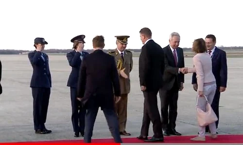 Carmen și Klaus Iohannis au fost întâmpinați la aeroport de ambasadorul României la Washington, George Maior, și de ambasadorul SUA la București, Hans Klemm jpeg
