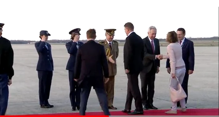 Carmen și Klaus Iohannis au fost întâmpinați la aeroport de ambasadorul României la Washington, George Maior, și de ambasadorul SUA la București, Hans Klemm
