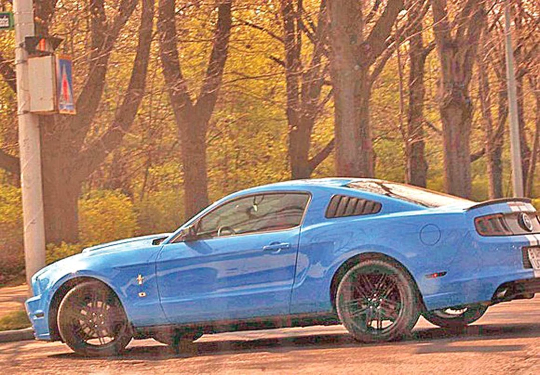 Conduce un Mustang alb-albastru 