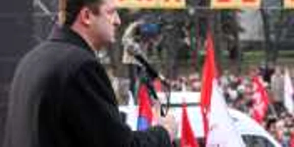 Deputatul comunist Iurie Muntean a vorbit în faţa protestatarilor