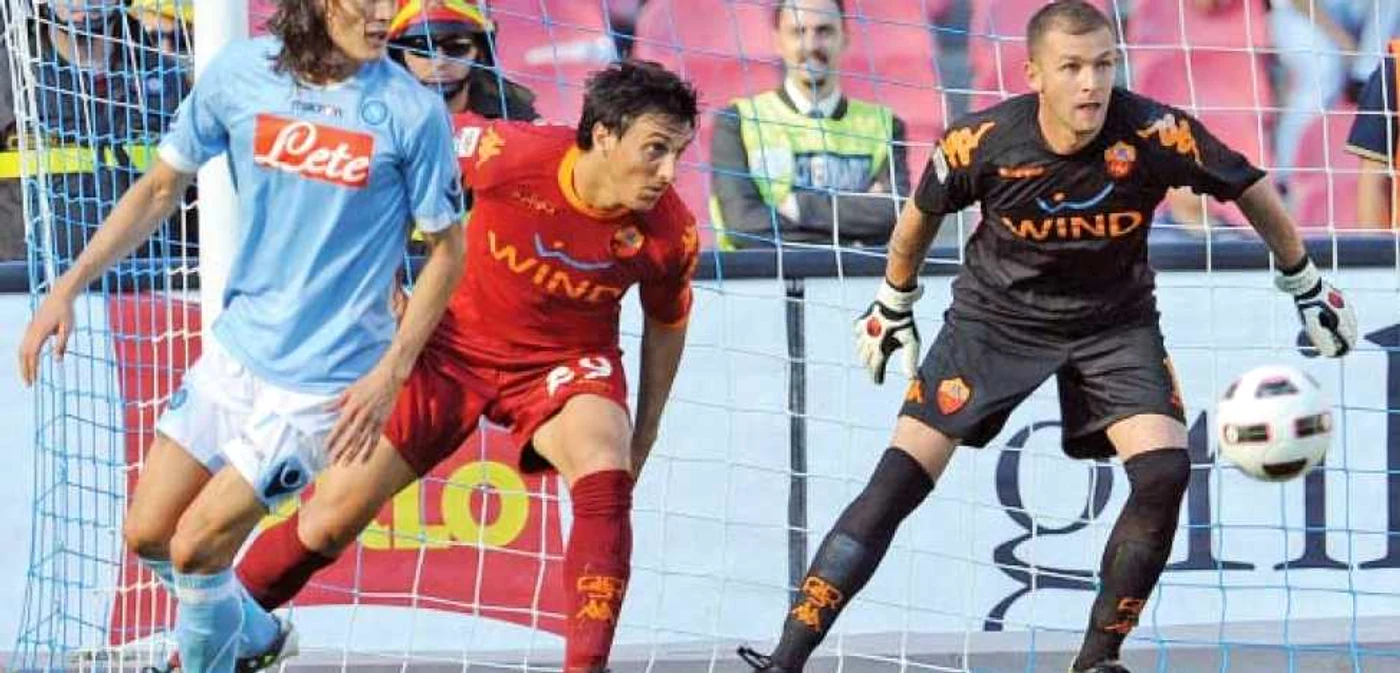 Bogdan Lobonţ (dreapta) a apărat puţin la AS Roma şi ar putea ajunge în Serie B, la Sampdoria  