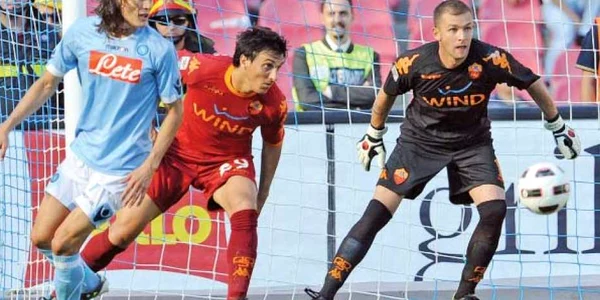 Bogdan Lobonţ (dreapta) a apărat puţin la AS Roma şi ar putea ajunge în Serie B, la Sampdoria  