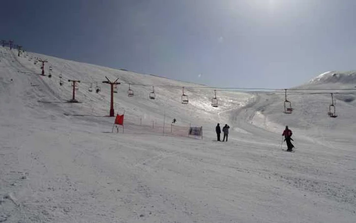 O oră de curs pentru a învăţa să schiezi costă 80 de lei