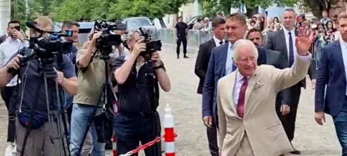 Charles al III-lea îi salută pe locuitorii din Viscri FOTO Ioan Buciumar