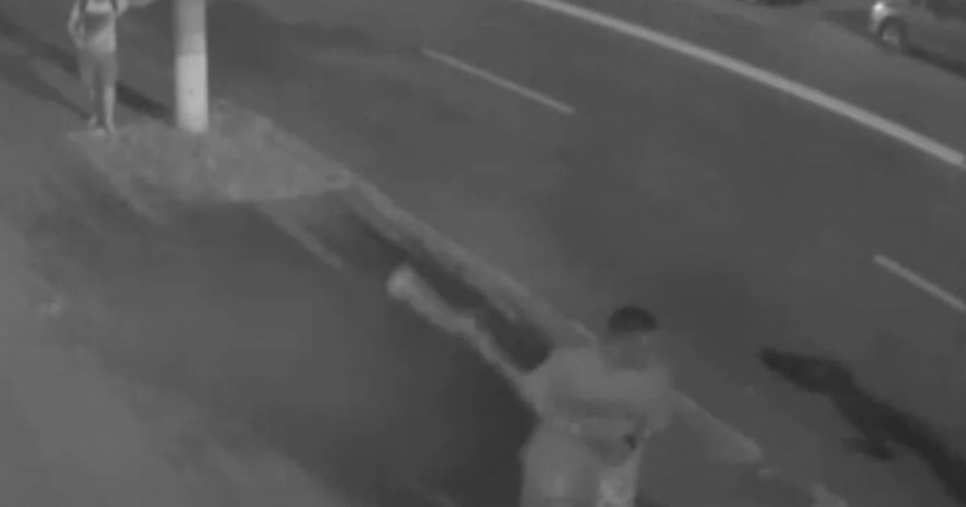 Mai mulţi tineri s-au încăierat pe stradă FOTO Captură Pro TV