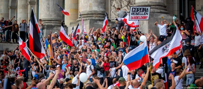 Imagine sugestivă cu o mulţime care a încercat în 2020 să ia cu asalt clădirea Reichstag