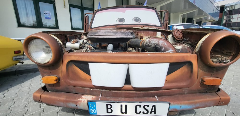 Un Trabant abandonat a fost transformat în „Bucșă”, personajul din filmul de animație „Cars” VIDEO/ FOTO