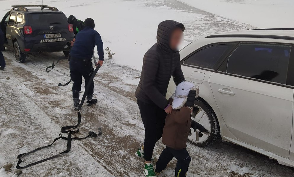 Familie cu un copil de șase ani, înzăpezită în Țara Loviștei, din cauza viscolului puternic VIDEO