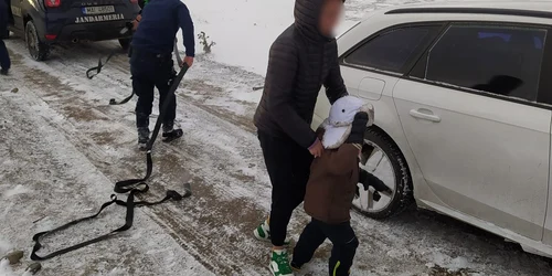 Familie cu un copil de 6 ani înzăpezită cu mașina pe un platou din Țara Loviștei Vâlcea Foto Jandarmeria Vâlcea