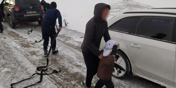 Familie cu un copil de 6 ani înzăpezită cu mașina pe un platou din Țara Loviștei Vâlcea Foto Jandarmeria Vâlcea