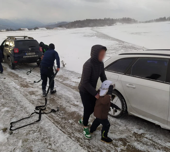 Familie cu un copil de 6 ani înzăpezită cu mașina pe un platou din Țara Loviștei Vâlcea Foto Jandarm