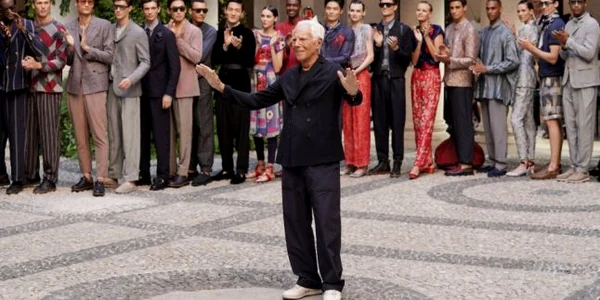 Designerul de modă Giorgio Armani salută publicul de la prezentarea de modă Giorgio Armani în timpul Săptămânii Modei masculinee primăvară / vară 2020 la Milano Italia FOTO Guliver / Getty Images / Vittorio Zunino Celotto 