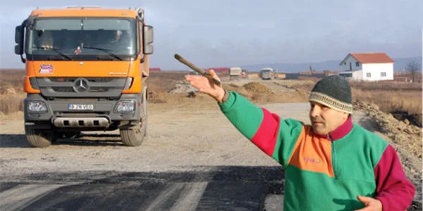 Vasile Aghiorghiesei ameninţă cu represalii dacă muncitorii firmei Vega 93 Galaţi vor intra pe terenul lui