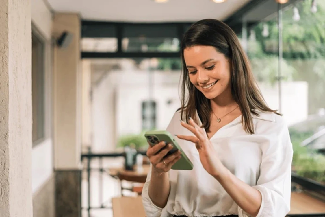 Cercetătorii spun că smartphone-ul dă dependenţă la fel ca alcoolul sau nicotina. Foto Shutterstock