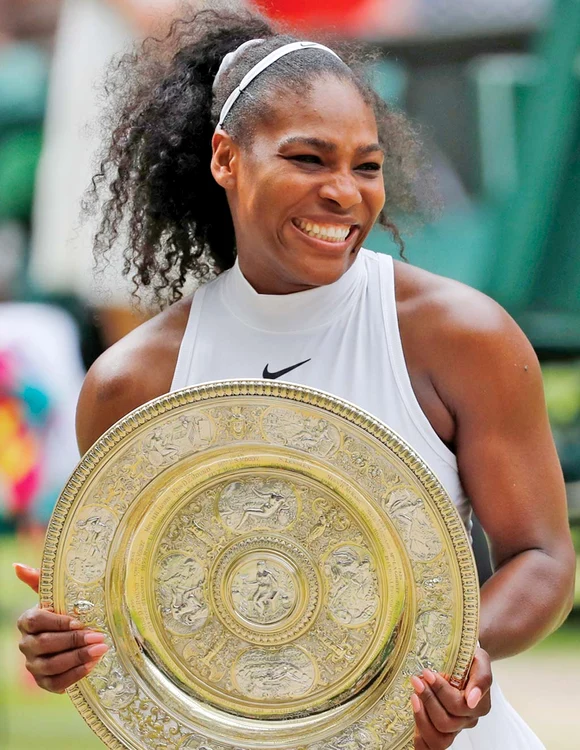 
    Serena Williams,  cu trofeul câştigat  la simplu   