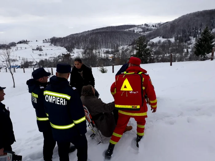 Femeia în vârstă a fost transportată 3 km prin zăpadă