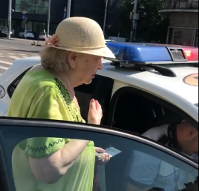 
    Bătrâna de 81 de ani a fost sancţionată de poliţişti pentru că traversa prea încet pe trecerea de pietoni Foto: Captură video  
