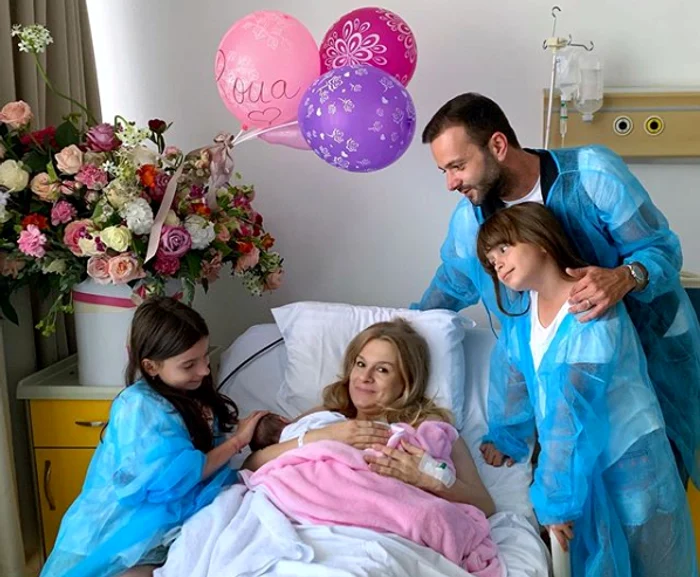Familia Morar, în formulă completă: Mihai, Gabriela, gemenele Cezara şi Mara, alături de Roua Foto: Instagram