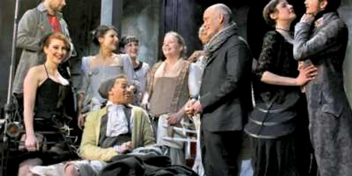 John Malkovich, înconjurat de actorii care alcătuiesc distribuţia piesei „Les Liaisons dangereuses”