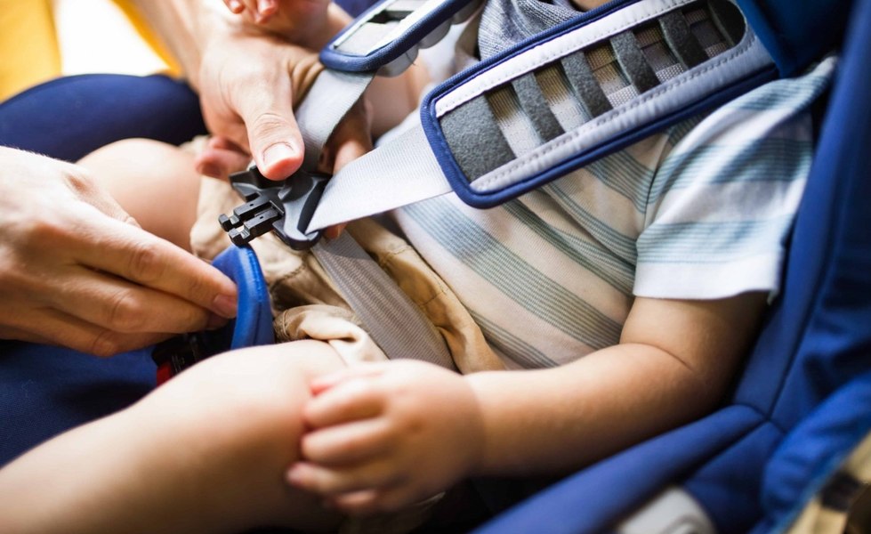 Un paramedic explică de ce nu ar trebui să vă scoateți copilul din scaunul de mașină, dacă aveți un accident rutier