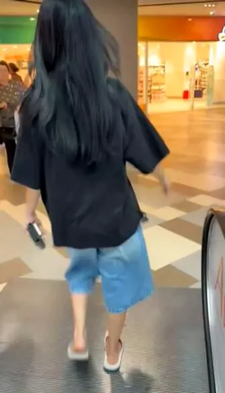 Ținuta purtată de Andreea Tonciu în mall. Foto: captură video social media
